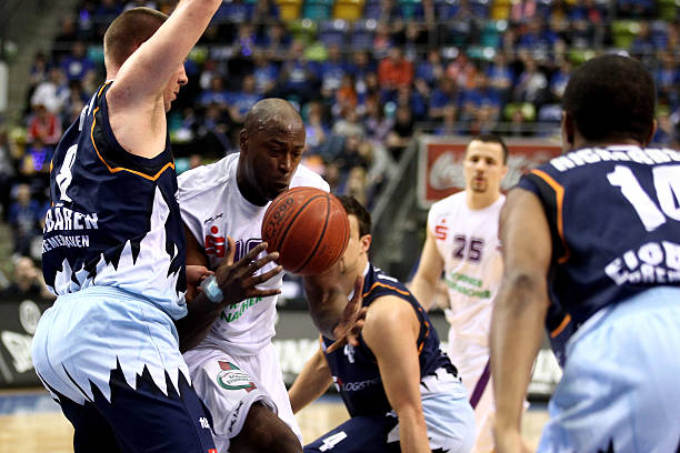 吸引数万名 吸引数万名